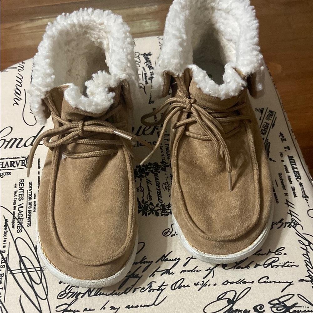 Gypsy Jazz Tan Moccasins with White Lining